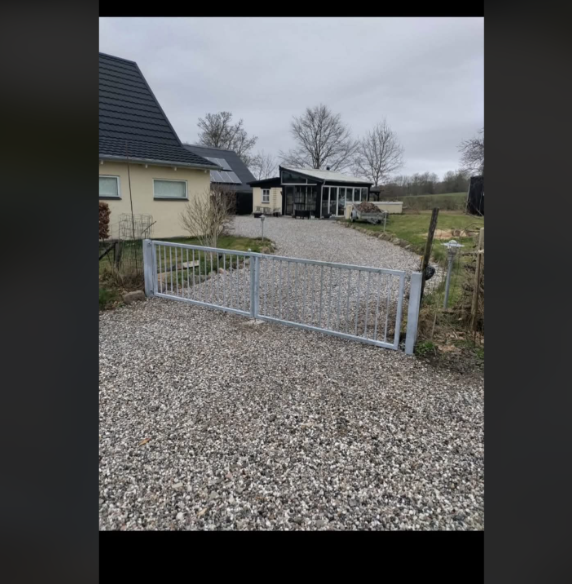 Låge til indkørslen
