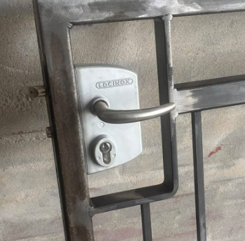 Låsekasse med håndtag og nøglecylinder